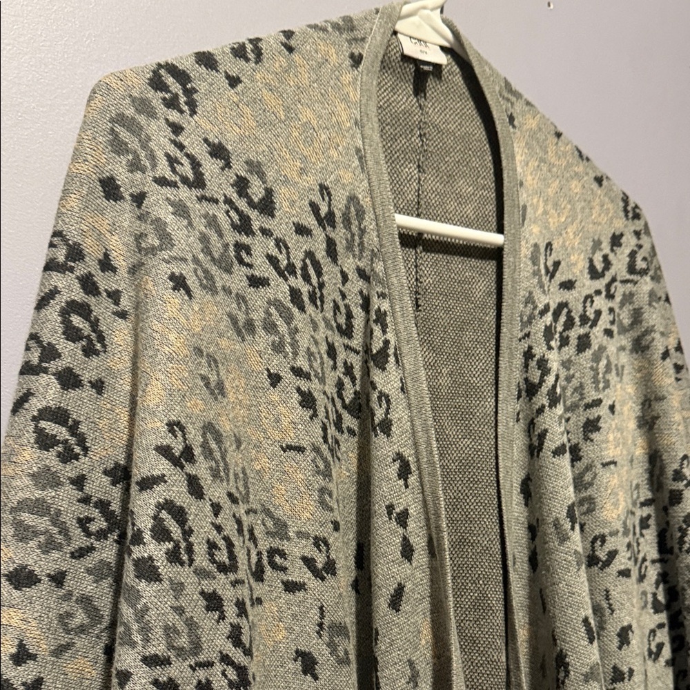 Cabi Gray Leopard Print Open Front Poncho O/S - Picture 3 of 8